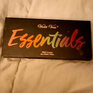Violet Voss Essentials Pallet